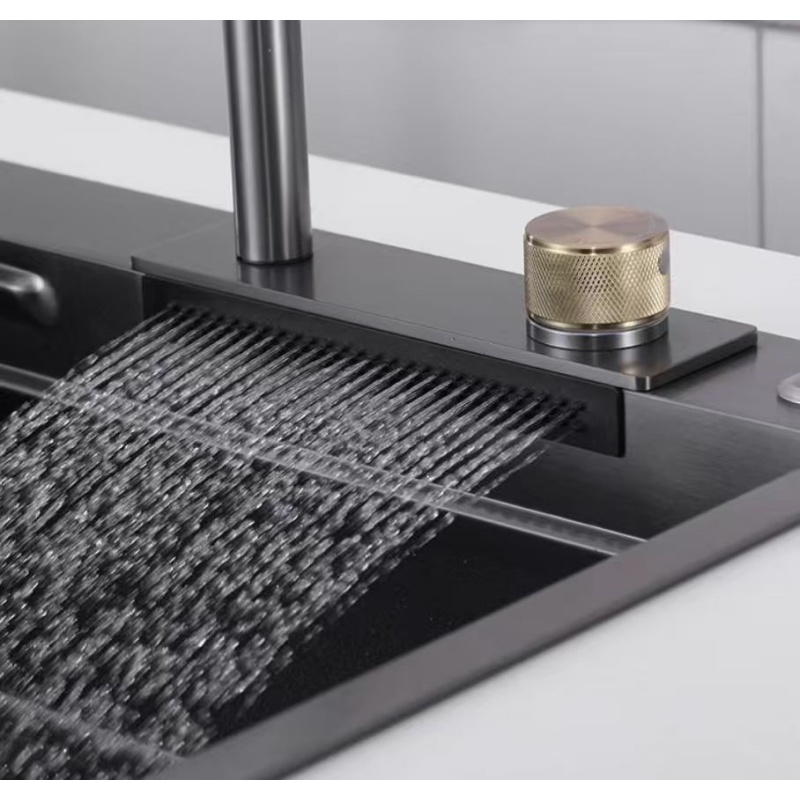Kitchen Gadgets Luxury - Il rubinetto Flying Rain emette un